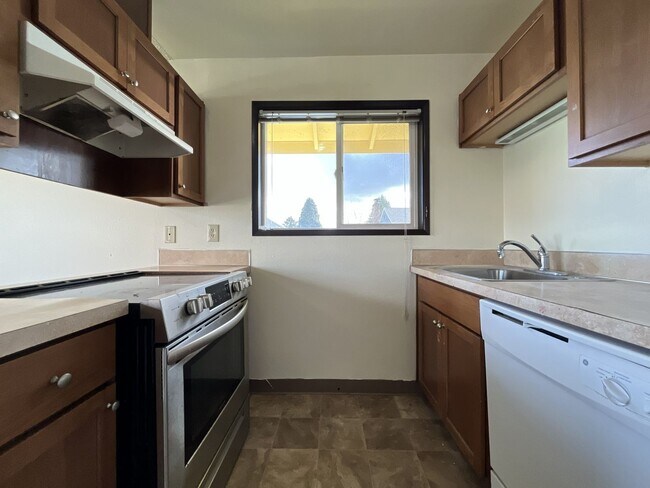 Building Photo - Spacious 3 Bedroom with Bonus Living Area, Patio & Built in Fireplace