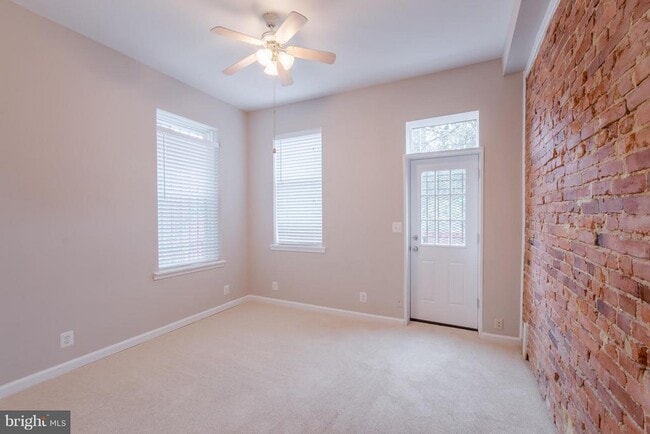 Building Photo - 1352 Kenyon St NW