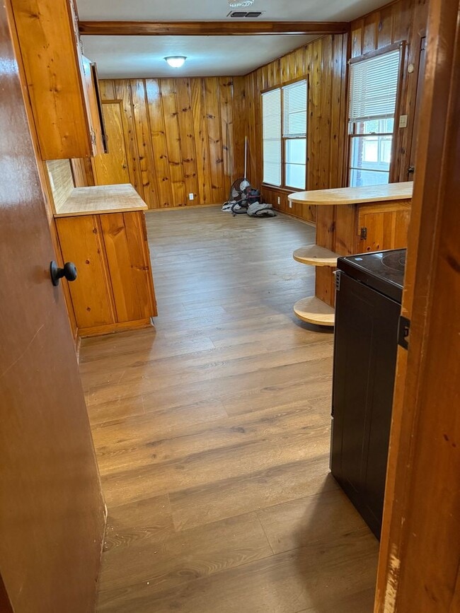 Building Photo - 3 Bedroom 3 Bath on an 1 Acre Landlord doe...