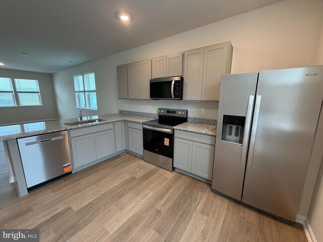 Building Photo - 561 Norwood Dr