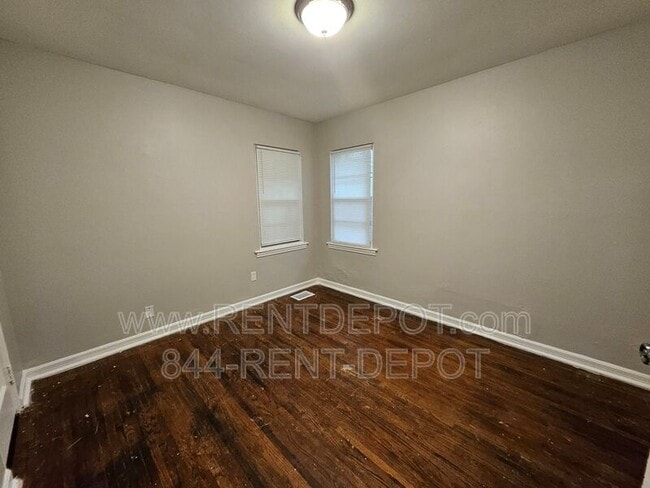 Building Photo - 1528 SE Riverside Dr