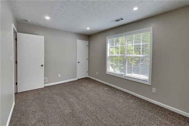 Building Photo - 620 Gregory Manor Dr SW