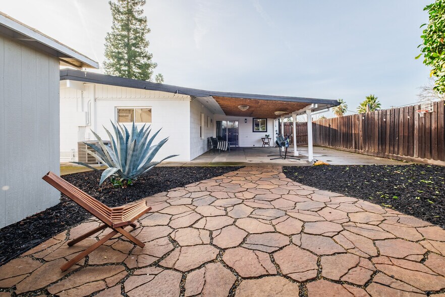 Building Photo - 5521 27th Ave