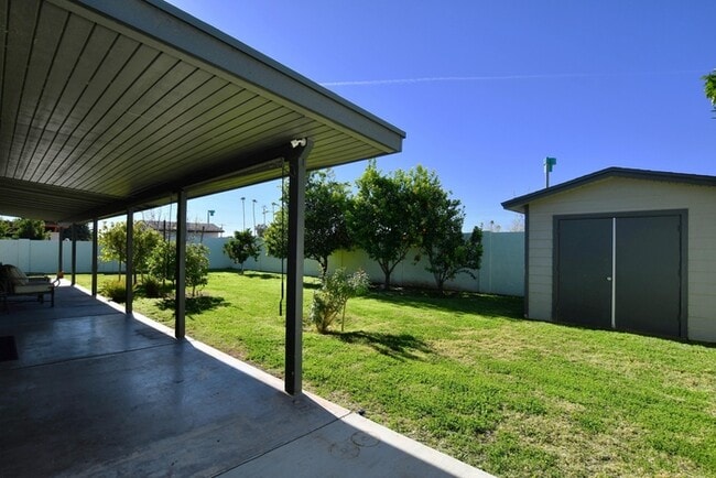 Building Photo - Mesa Gem with a large yard, storage and fr...