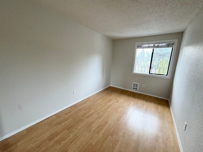 Building Photo - 15705 NE 18th St