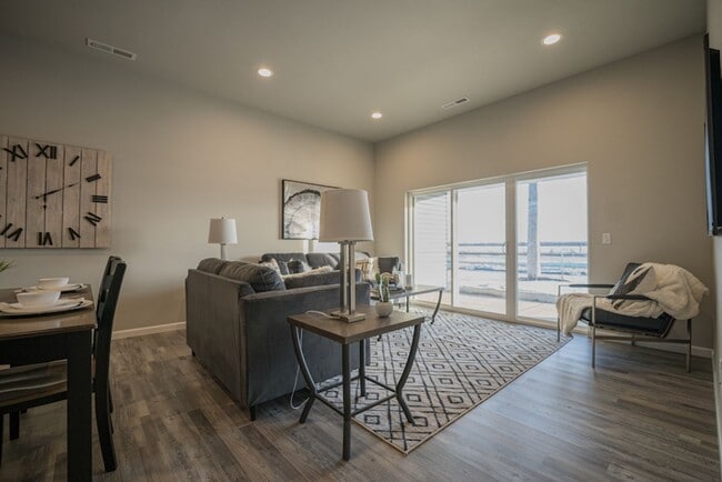 Building Photo - Quiet, clean and peaceful! Welcome home!