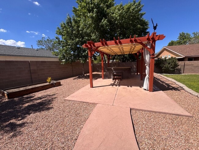 Building Photo - 9701 Tapatio Dr NW