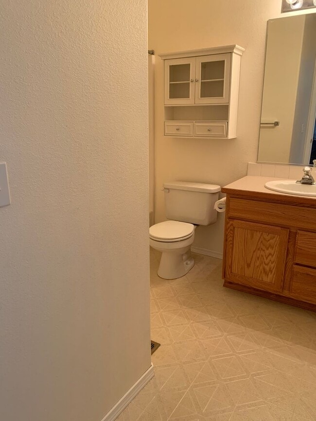 Building Photo - Charming Single-Level Rancher – 2 Bed, 2 Bath