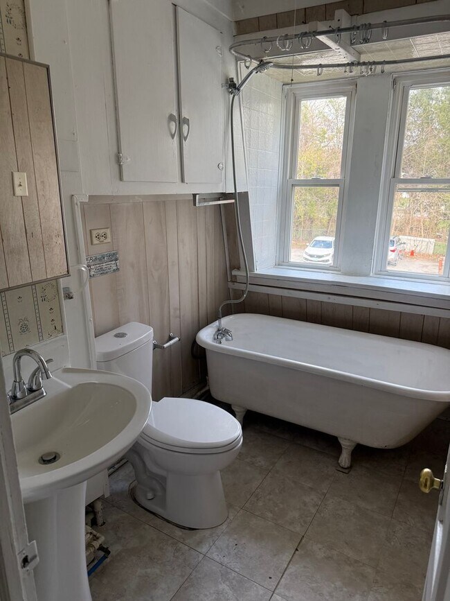 Building Photo - 104 Mechanic St