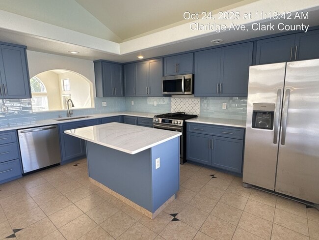 Building Photo - Tri-Level Home with Pool & Spa in Henderso...