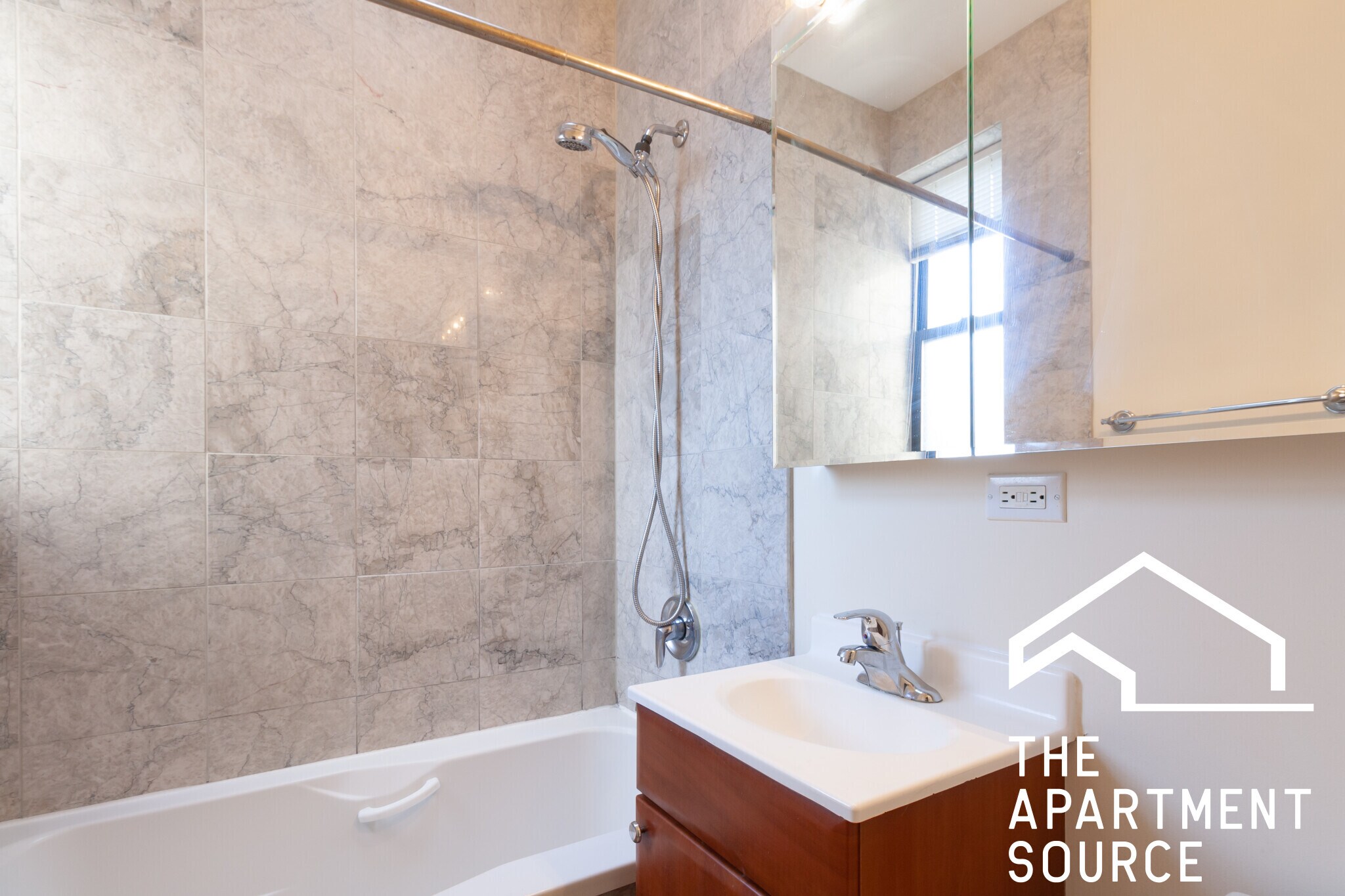 Building Photo - 626 W Roscoe St