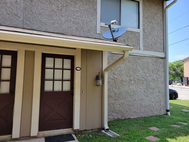 Building Photo - College Station - 2 bedroom / 1.5 bath Fou...