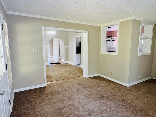 Building Photo - Charming 5-Bedroom Home with In-Law Suite ...
