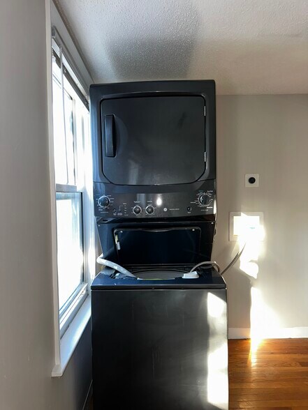 Enjoy In-Unit Laundry!! - 139 Princeton St