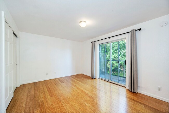 Building Photo - Two Bedroom Townhouse in Edmonds