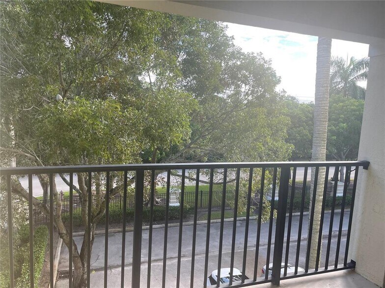 Building Photo - 6020 W Sample Rd