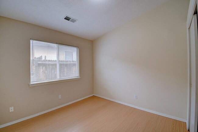 Building Photo - 7216 Eagle View Ave NE