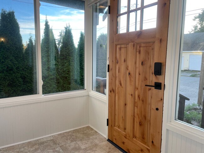 Building Photo - Welcome Home 3b/1ba Updated Home