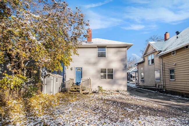 Building Photo - 528 Avon St