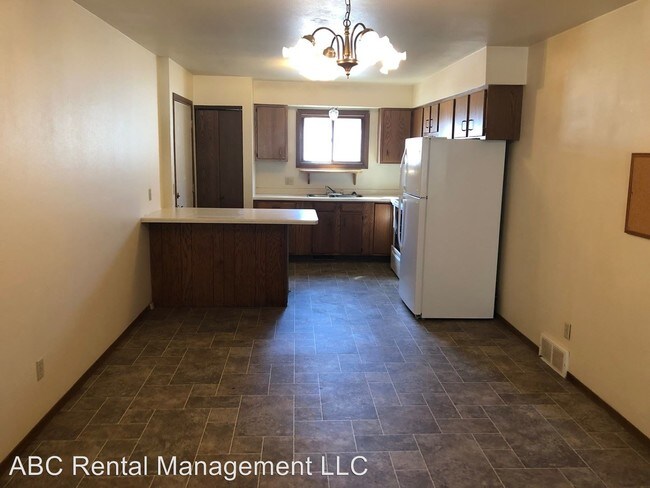 Building Photo - 604 N Walnut Ave