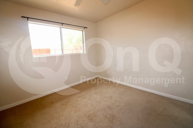 Building Photo - 4043 E Deseret Dr