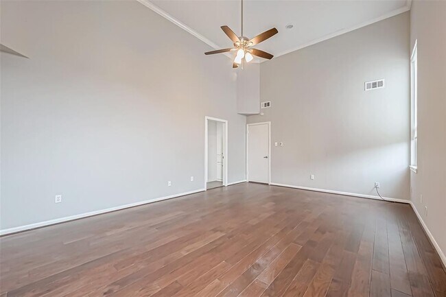 Building Photo - 2527 Potomac Dr