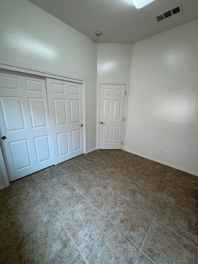 Building Photo - 4 Bed 2 Bath Charming and Well-Cared-For H...