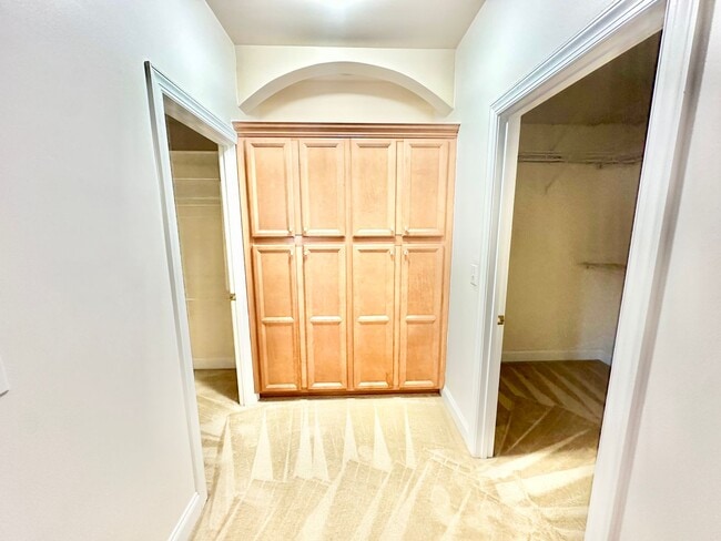 Building Photo - 715 Fairway Point Dr