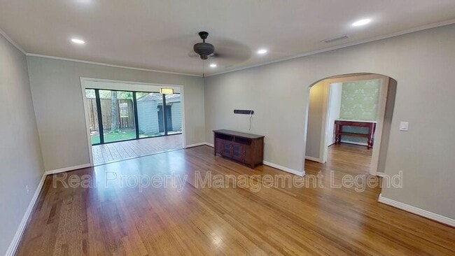 Building Photo - 5830 Kenwood Ave