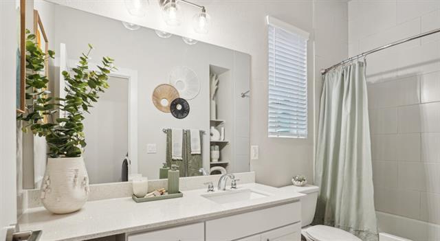 Building Photo - 2600 N Lake Forest Dr