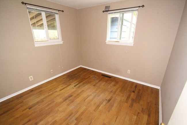 Building Photo - CHARMING 2 BED WEDGWOOD HOME W WOOD FLOORS, LARGE SHED, & LARGE LOT!