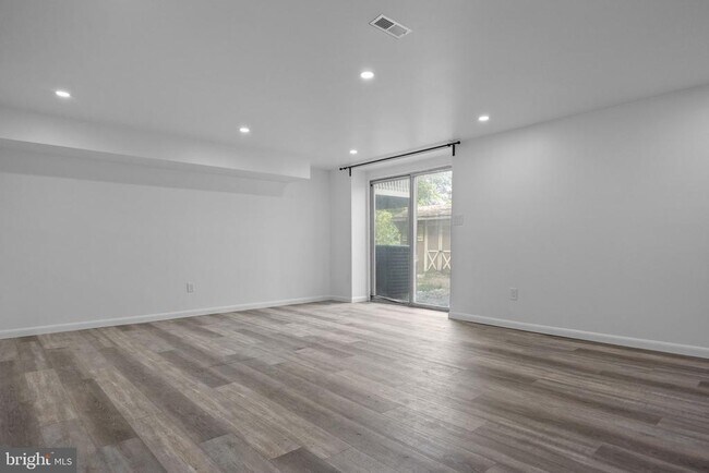 Building Photo - 548 Susan Dr