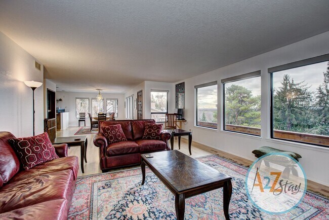 Building Photo - Executive Rental in North End Foothills