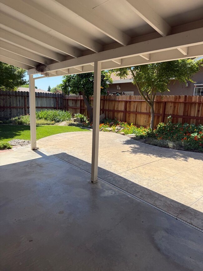 Building Photo - 3 Bedroom 2 bath with Rv Parking