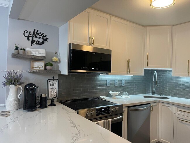 Building Photo - 3701 N Country Club Dr