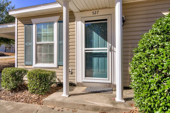 Building Photo - End Unit 3 Bedroom Townhouse