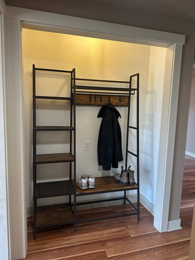 Building Photo - Vintage Character, Modern Finishes! Spacio...