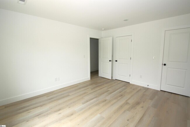 Building Photo - 404 Sierra Rd