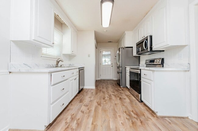 Building Photo - 104 Lupine Way