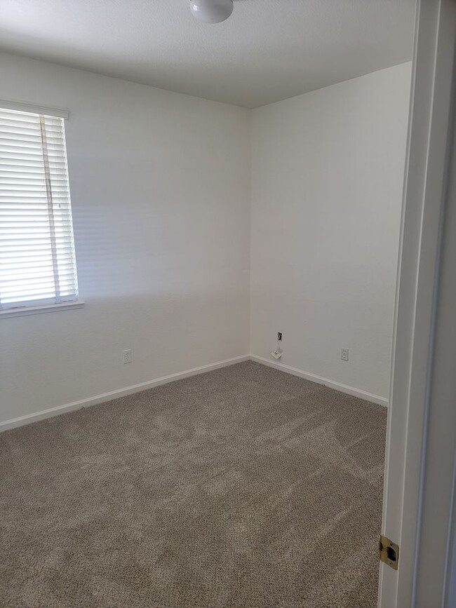 Building Photo - Natomas Park 5 bedroom 3 full bath home av...