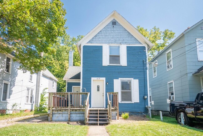 Building Photo - 819 Oakland Dr