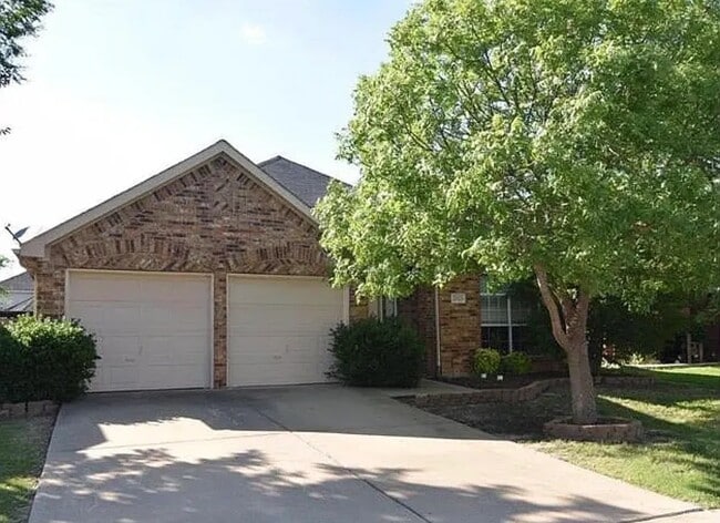 Building Photo - 2525 Persimmon Dr