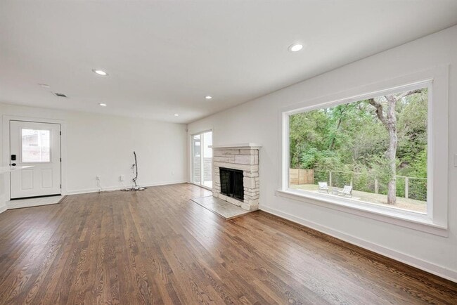 Building Photo - 1703 Hillcrest Ln