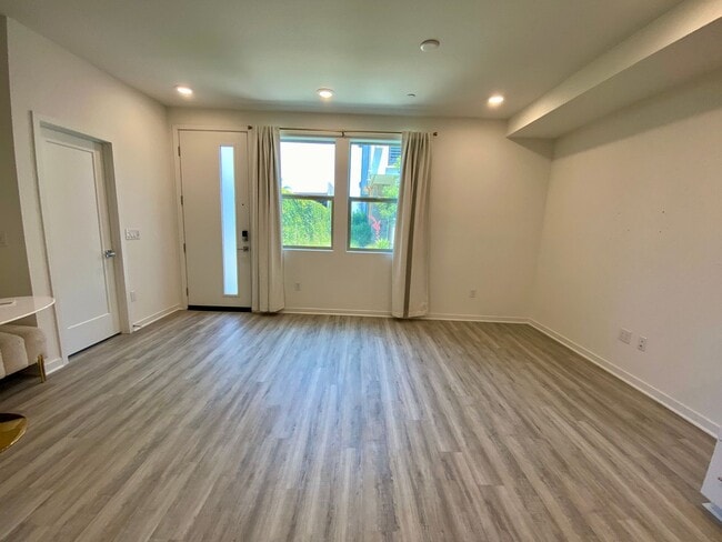 Building Photo - Like New! 1 Bed, 1.5 Bath Townhouse in Covina