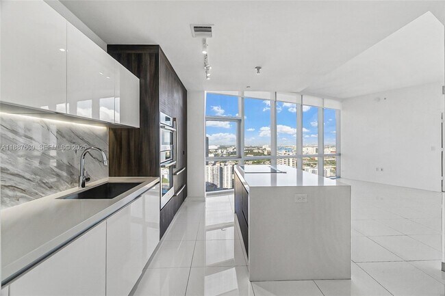 Building Photo - 851 NE 1st Ave