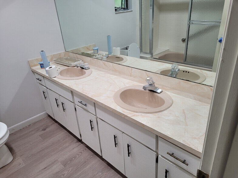 Building Photo - 21 Lemington Ct