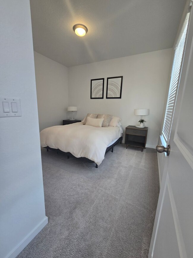 Building Photo - Spacious 4B/3B Available Early April!