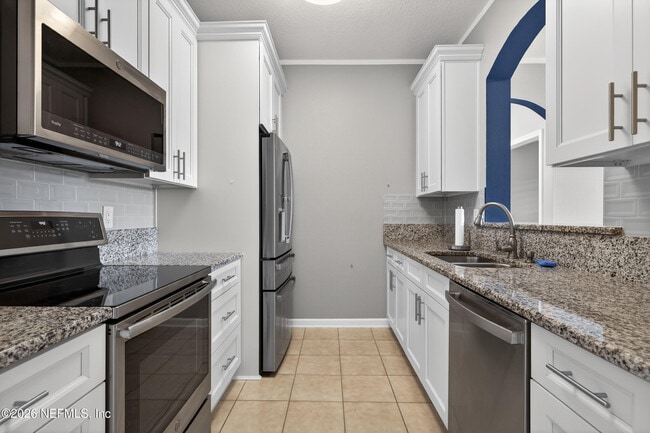 Building Photo - 10550 Baymeadows Rd