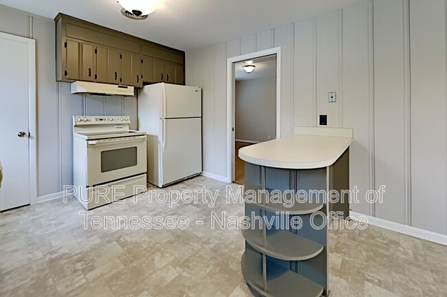 Building Photo - 573 Whispering Hills Dr