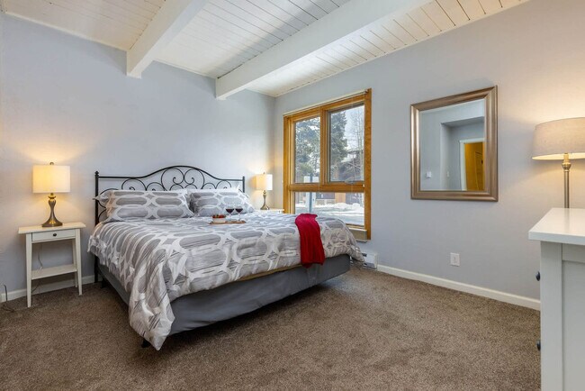 Building Photo - 465-464 4 O'Clock Rd